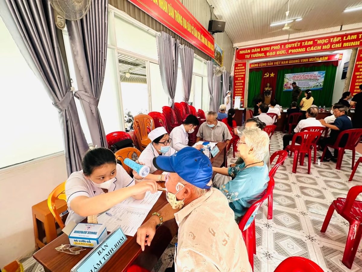 Khám sức khoẻ cho người cao tuổi ở phường Hàm Thắng