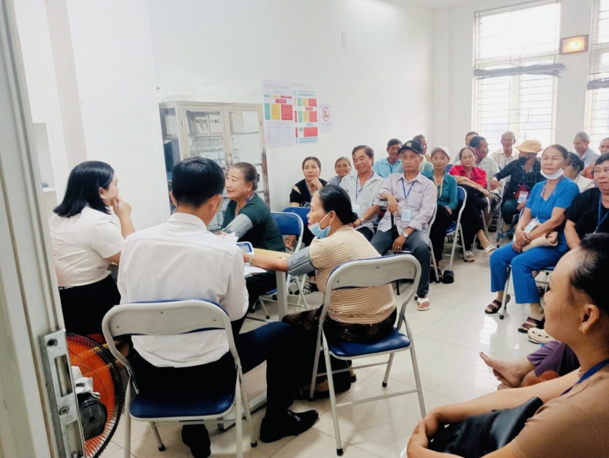 Người cao tuổi được đưa đến khám bệnh tại Phòng khám Tâm Đức, thành phố Hồ Chí Minh