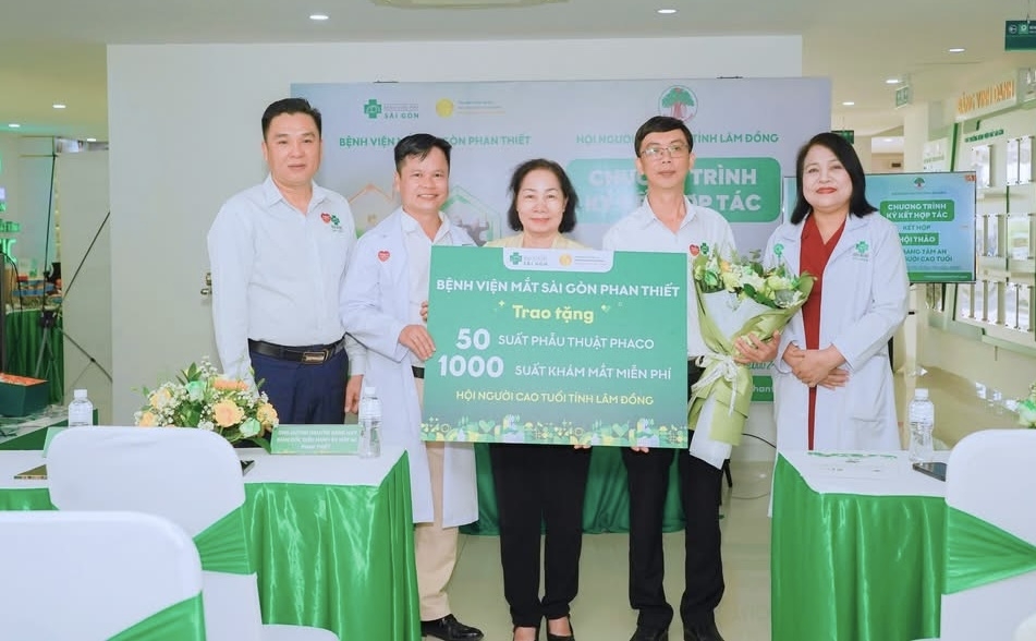 Bệnh viện Mắt Sài Gòn- Phan Thiết tặng suất mổ mắt miễn phí cho Hội Người cao tuổi tỉnh Lâm Đồng