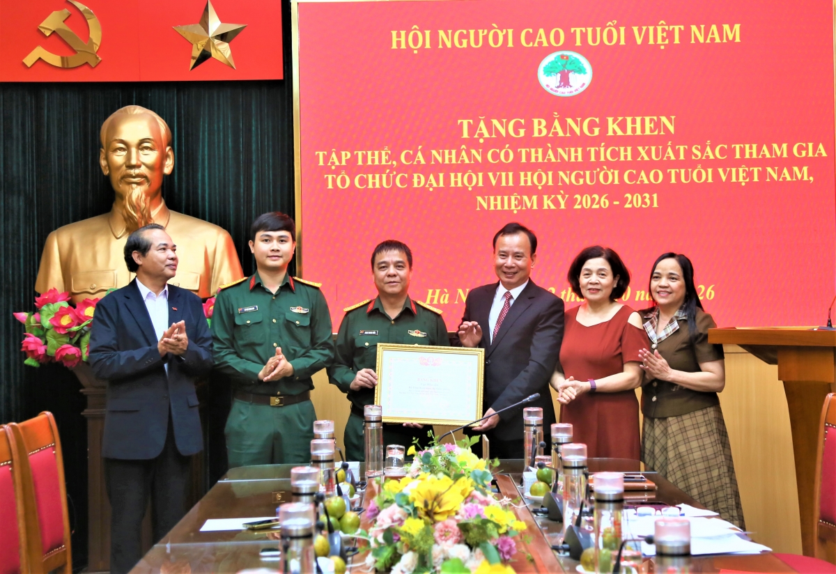 Ông Nguyễn Lam, Phó Chủ tịch thường trực Hội NCT Việt Nam trao Bằng khen Trung ương Hội cho tập thể, cá nhân xuất sắc Bộ Quốc phòng