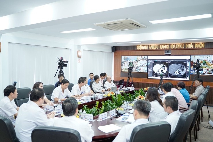 Bệnh viện Ung bướu Hà Nội thường xuyên tổ chức hội chẩn khám, chữa bệnh từ xa với các đơn vị ở tuyến dưới.