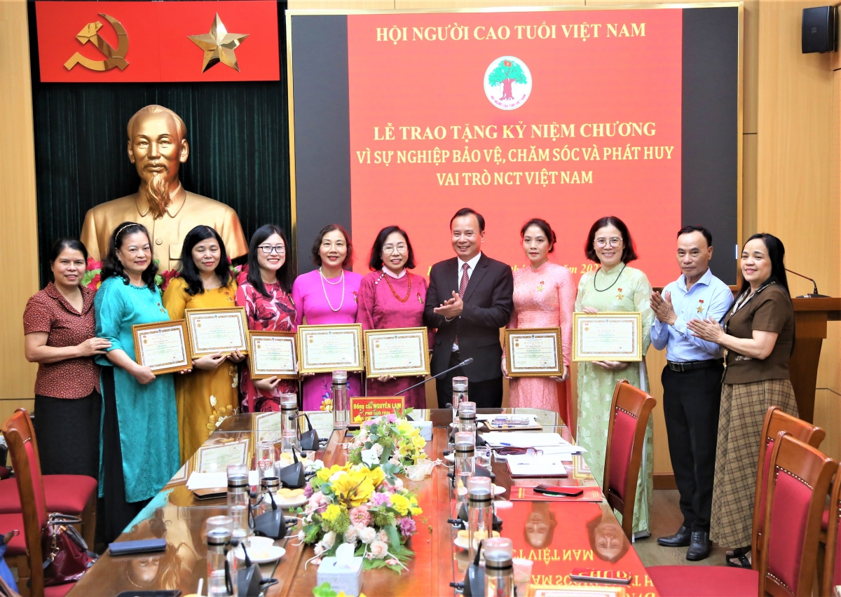 Phó Chủ tịch Nguyễn Lam trao Kỷ niệm chương vì sự nghiệp bảo vệ, chăm sóc và phát huy vai trò NCT cho các cá nhân có nhiều đóng góp