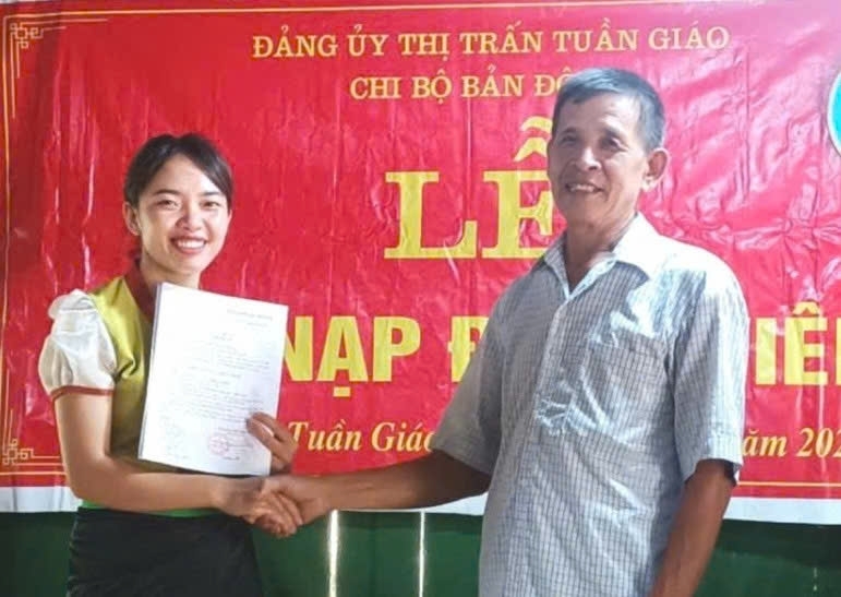 Ông Bạc Cầm Sương, dân tộc Thái, sinh năm 1954, Bí thư Chi bộ Bản Đông, xã Tuần Giáo, tỉnh Điện Biên quan tâm xây dựng Chi bộ vững mạnh, phát triển đảng viên mới.