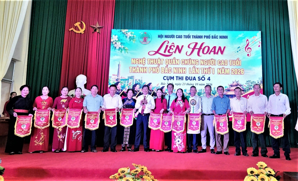 Ban tổ chức trao Cờ lưu niệm cho các đơn vị tham gia Ban tổ chức trao Cờ lưu niệm cho các đơn vị tham gia