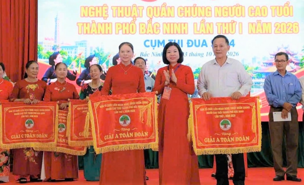 Ban tổ chức trao thưởng cho các đơn vị đoạt Giải A toàn đoàn Ban tổ chức trao thưởng cho các đơn vị đoạt Giải A toàn đoàn