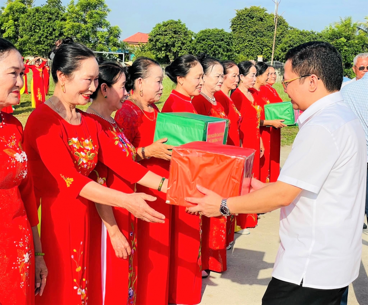 Đồng chí Lê Ngọc Thắng – Phó Bí thư Đảng ủy, Chủ tịch UBND xã tặng quà các Chi hội Người cao tuổi