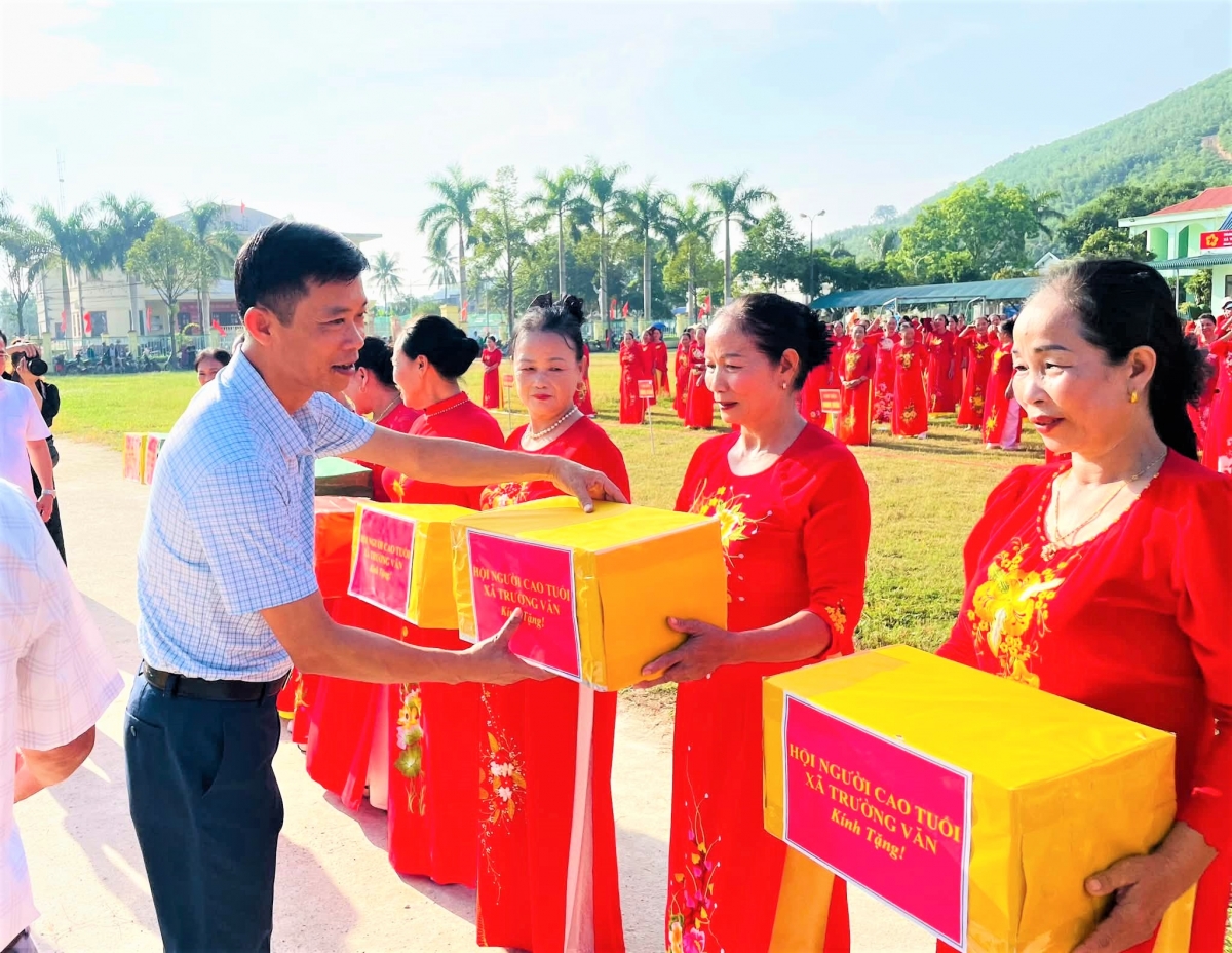Đồng chí Nguyễn Đức Long – Bí thư Đảng ủy, Chủ tịch HĐND xã trao tặng quà các Chi hội Người cao tuổi