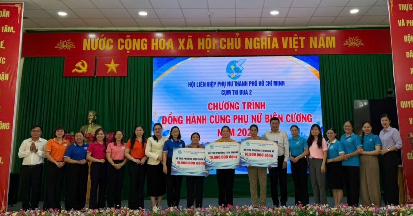 Trao tặng quà đến cán bộ, chiến sĩ và các em học sinh Trao tặng quà đến cán bộ, chiến sĩ và các em học sinh