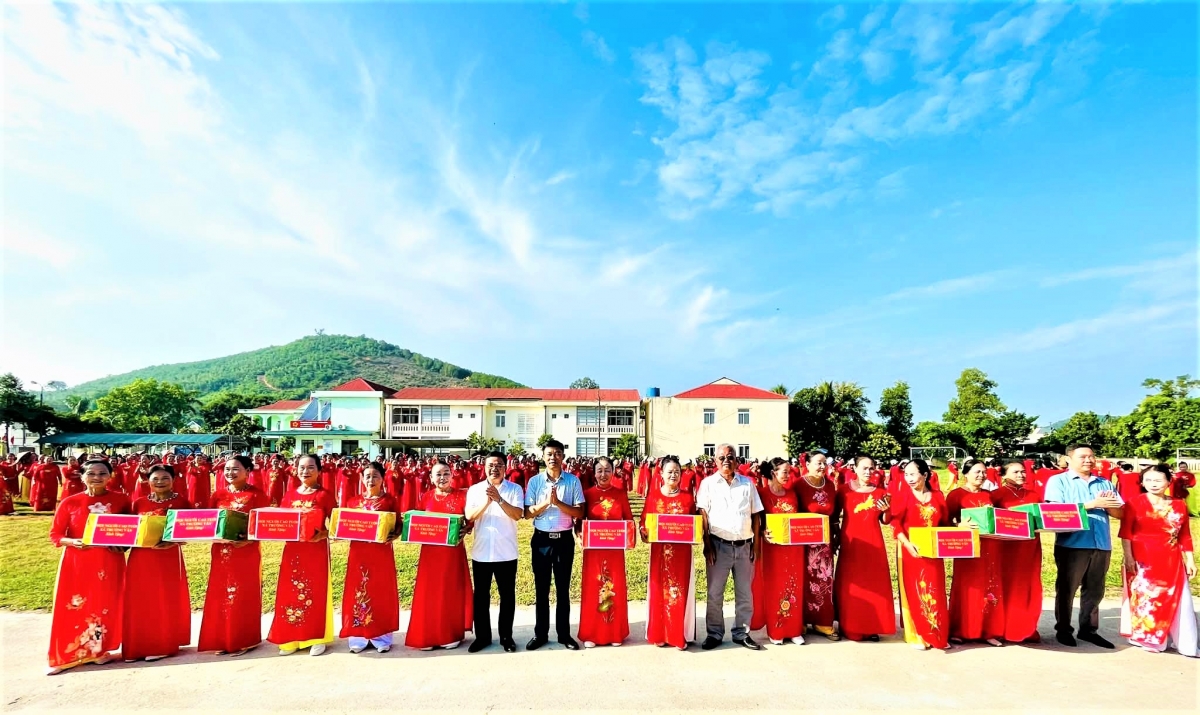 Lãnh đạo xã Trường Văn tặng quà NCT