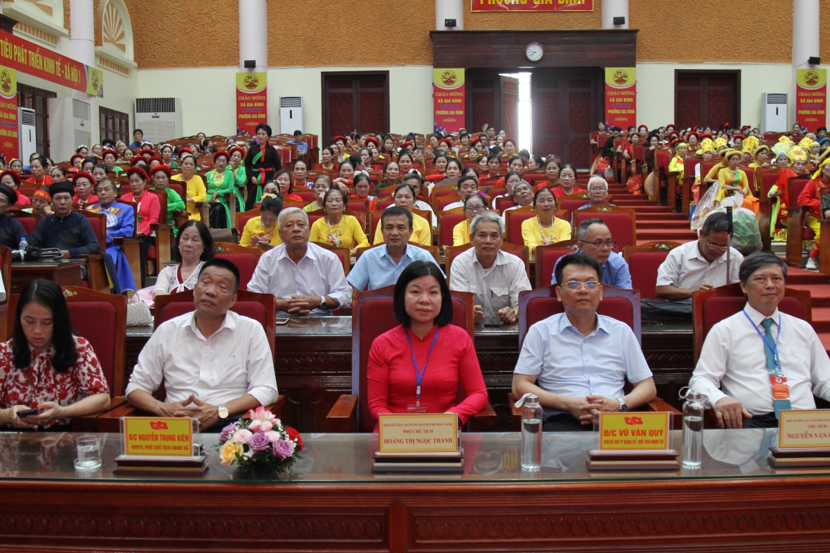 Các đại biểu tham dự Liên hoan nghệ thuật quần chúng người cao tuổi thành phố Bắc Ninh lần thứ I, nă Các đại biểu tham dự Liên hoan nghệ thuật quần chúng người cao tuổi thành phố Bắc Ninh lần thứ I, nă