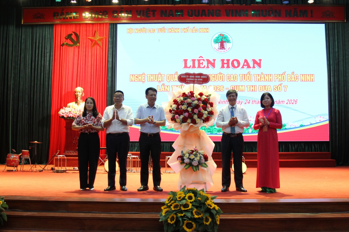 Lãnh đạo Đảng ủy, HĐND, UBND, Ủy ban MTTQ phường Gia Bình, TP Bắc Ninh tặng hoa chúc mừng Liên hoan nghệ thuật quần chúng người cao tuổi thành phố Bắc Ninh lần thứ I, năm 2026 Lãnh đạo Đảng ủy, HĐND, UBND, Ủy ban MTTQ phường Gia Bình, TP Bắc Ninh tặng hoa chúc mừng Liên hoan nghệ thuật quần chúng người cao tuổi thành phố Bắc Ninh lần thứ I, năm 2026