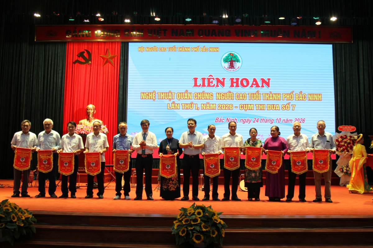 Ban Tổ chức trao cờ lưu niệm cho các đoàn tham gia Liên hoan Ban Tổ chức trao cờ lưu niệm cho các đoàn tham gia Liên hoan