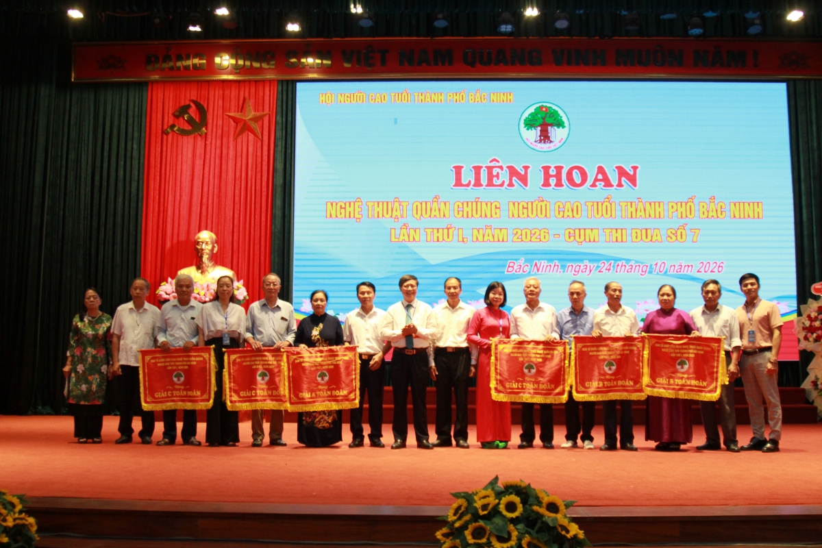 Ban Tổ chức trao Ban Tổ chức trao