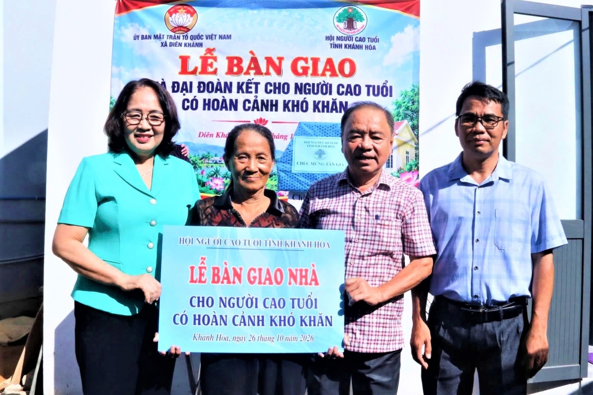 Lãnh đạo Hội Người cao tuổi tỉnh và Ủy ban MTTQ Việt Nam xã Diên Khánh bàn giao nhà cho gia đình bà Trần Thị R