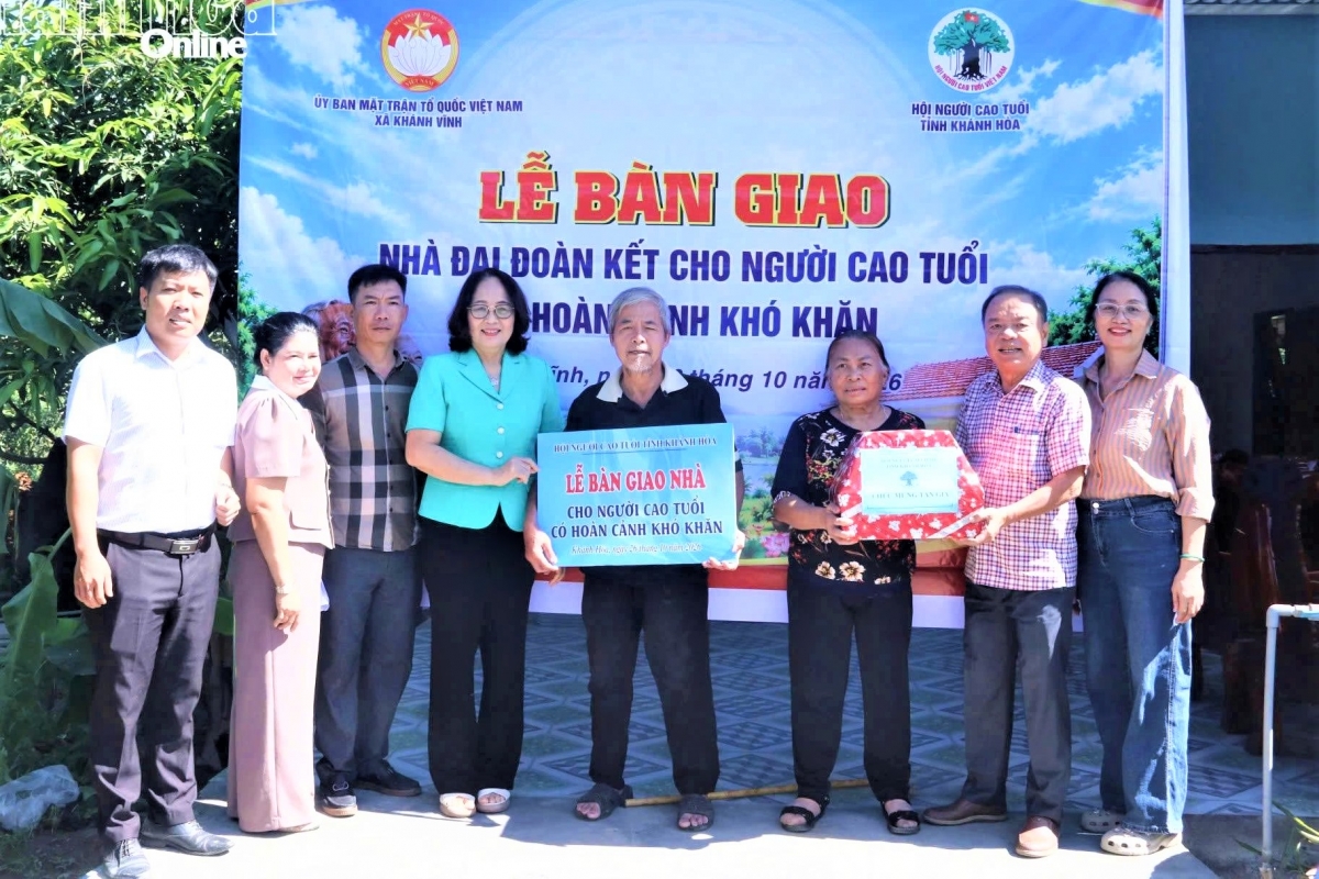 Hội Người cao tuổi tỉnh và Ủy ban MTTQ Việt Nam xã Khánh Vĩnh bàn giao nhà và tặng quà cho gia đình bà Nguyễn Thị Qui
