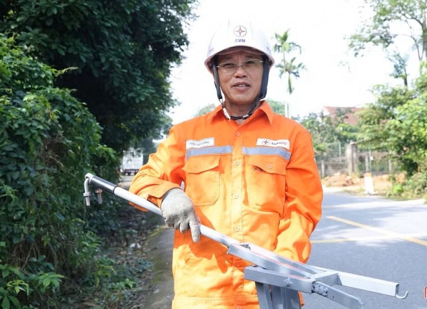 Sáng kiến thiết bị dây dẫn phục vụ thay thế sứ đứng đường dây trung thế 22/35kV của anh Trần Văn Cảnh và đồng nghiệp được Tổng công ty Điện lực miền Bắc ghi nhận.
