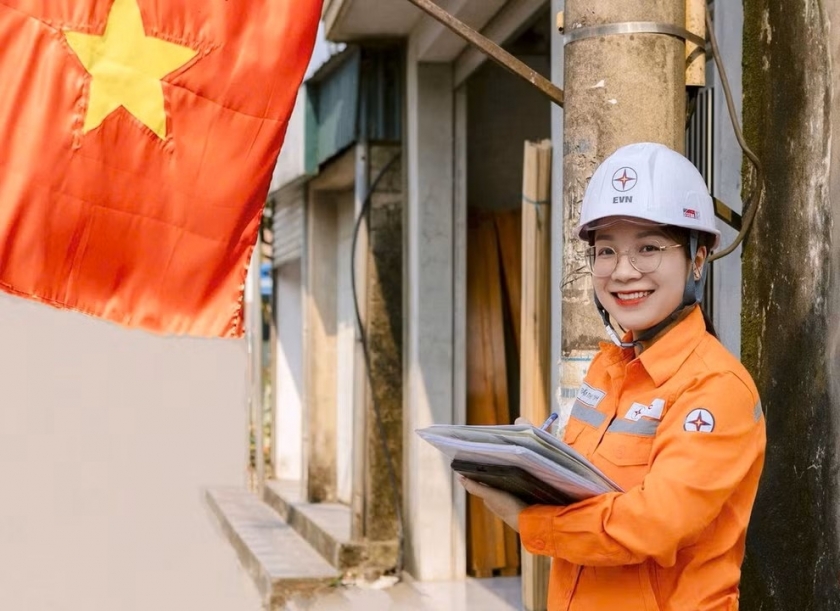 Chị Trần Thị Thùy Linh - nhân viên Tổ Kiểm tra, giám sát, mua bán điện (Điện lực Lộc Hà).