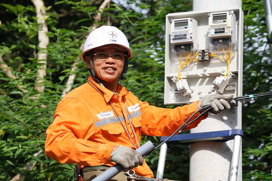 Anh Trần Văn Cảnh - Tổ phó Tổ Quản lý vận hành 2 (Điện lực Đức Thọ).