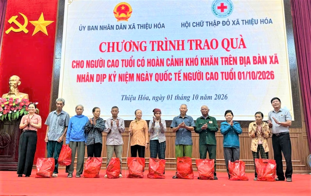 Xã Thiệu Hóa tặng quà NCT hoàn cảnh khó khăn nhân Tháng hành động vì NCT Việt Nam năm 2026