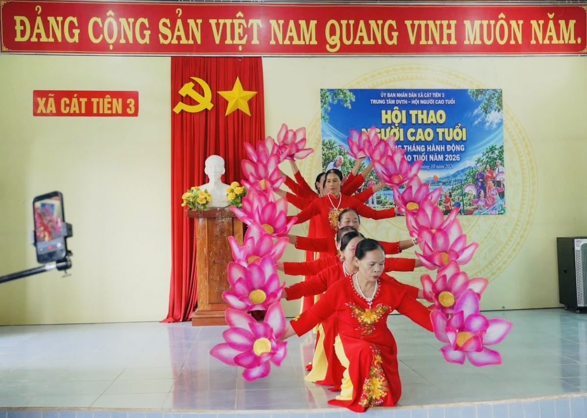 Biểu diễn văn nghệ tại Hội thao người cao tuổi xã Cát Tiên 3