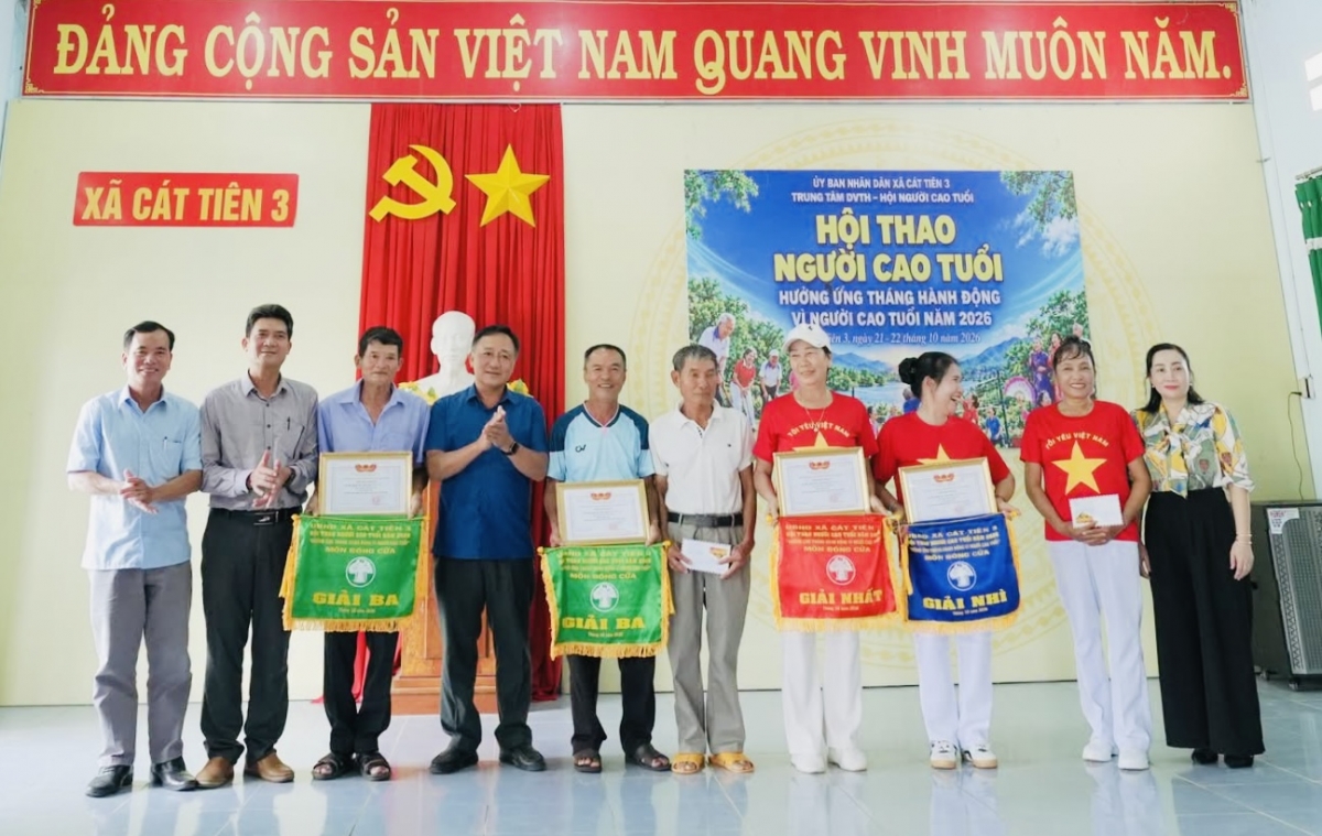 Trao giải cho các đội đạt giải trong Hội thao người cao tuổi