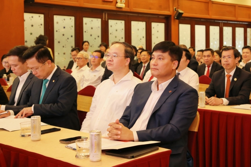 Tổng Giám đốc Agribank Phạm Toàn Vượng cùng lãnh đạo các NHTM tham dự Hội nghị. Tổng Giám đốc Agribank Phạm Toàn Vượng cùng lãnh đạo các NHTM tham dự Hội nghị.