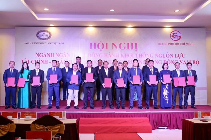 Đại diện Agribank chi nhánh Bắc Long An và Agribank chi nhánh Cần Giờ (hàng đầu, thứ 6, 7 từ trái sang) trao thoả thuận tài trợ vốn với các doanh nghiệp khu vực Đông Nam bộ dưới sự chứng kiến của Thống đốc NHNN và Chủ tịch UBND TP. Hồ Chí Minh. Đại diện Agribank chi nhánh Bắc Long An và Agribank chi nhánh Cần Giờ (hàng đầu, thứ 6, 7 từ trái sang) trao thoả thuận tài trợ vốn với các doanh nghiệp khu vực Đông Nam bộ dưới sự chứng kiến của Thống đốc NHNN và Chủ tịch UBND TP. Hồ Chí Minh.