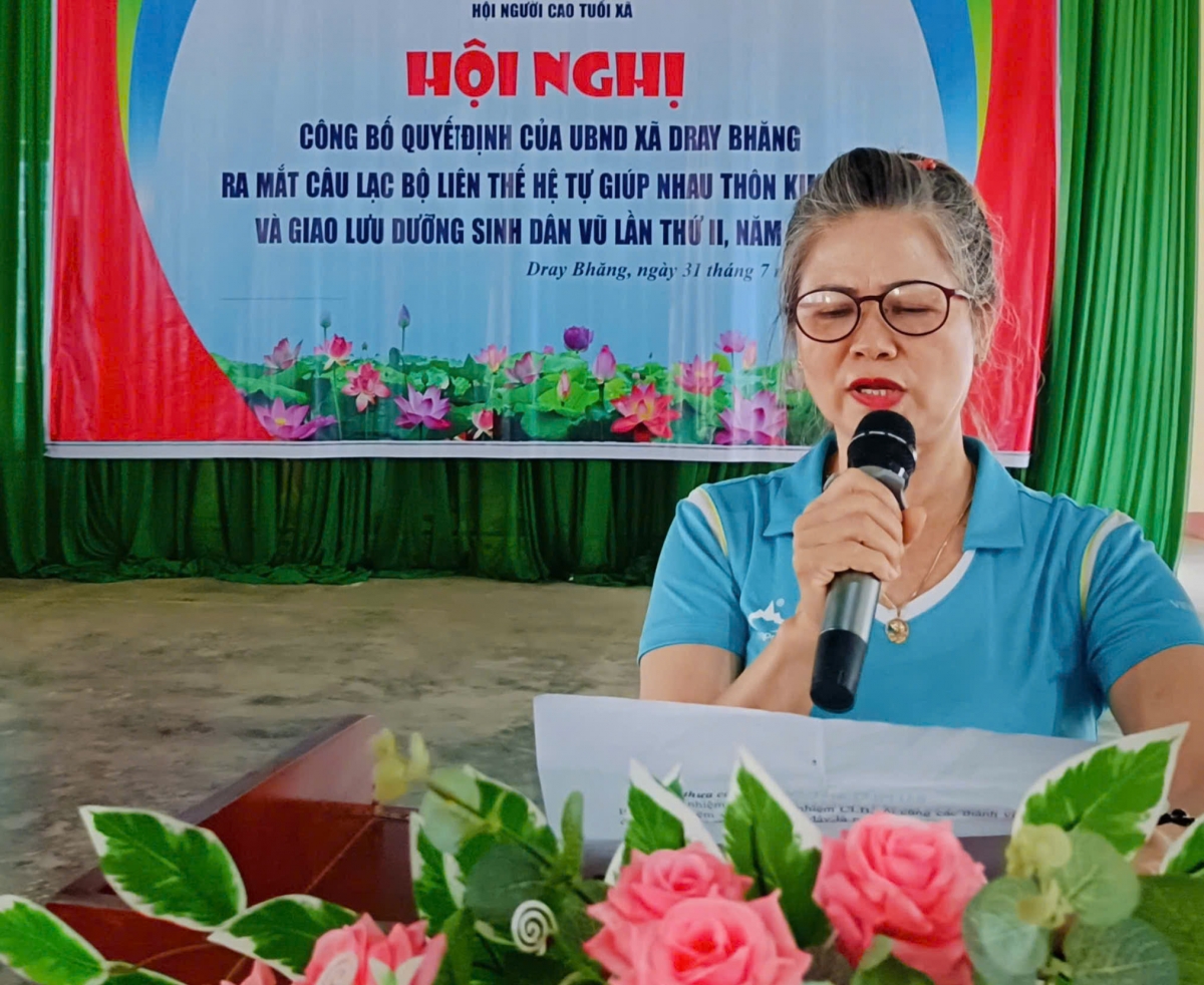 bà Nguyễn Thị Tuyết Nhung, Chủ nhiệm CLB Liên thế hệ tự giúp nhau thôn Kim Phát, phát biểu tại 
