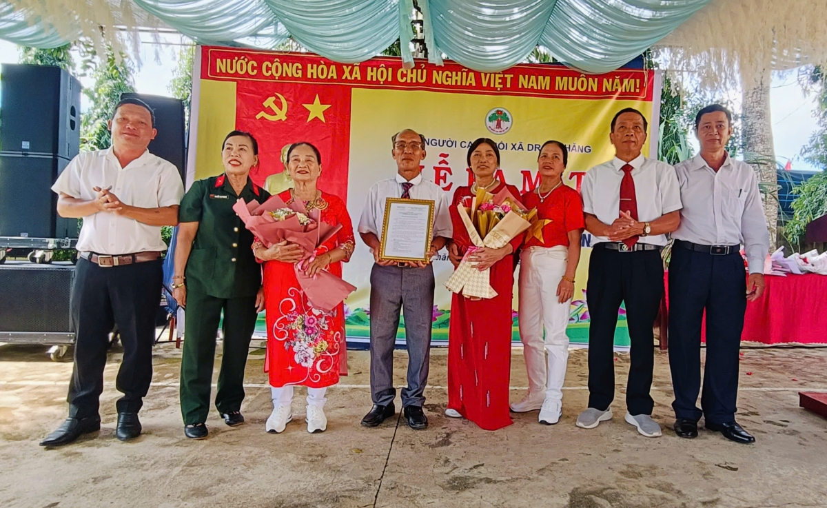  Đại diện lãnh đạo Phòng VH-XH và Hôi NCT xã trao Quyết định của UBND và quà của Hội NCT xã cho Ban Chủ nhiệm CLB tại buổi lễ.