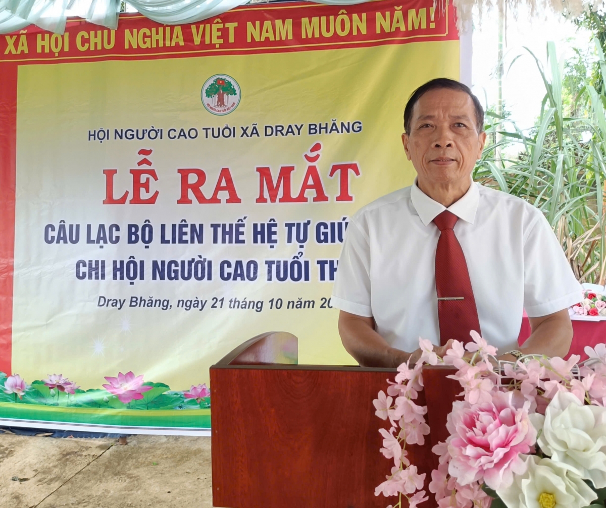  ông Nguyễn Hồng Khanh, Chủ tịch Hội NCT xã Dray Bhăng phát biểu tại lễ ra mắt CLB Liên thế hệ tự giúp nhau thôn 2.