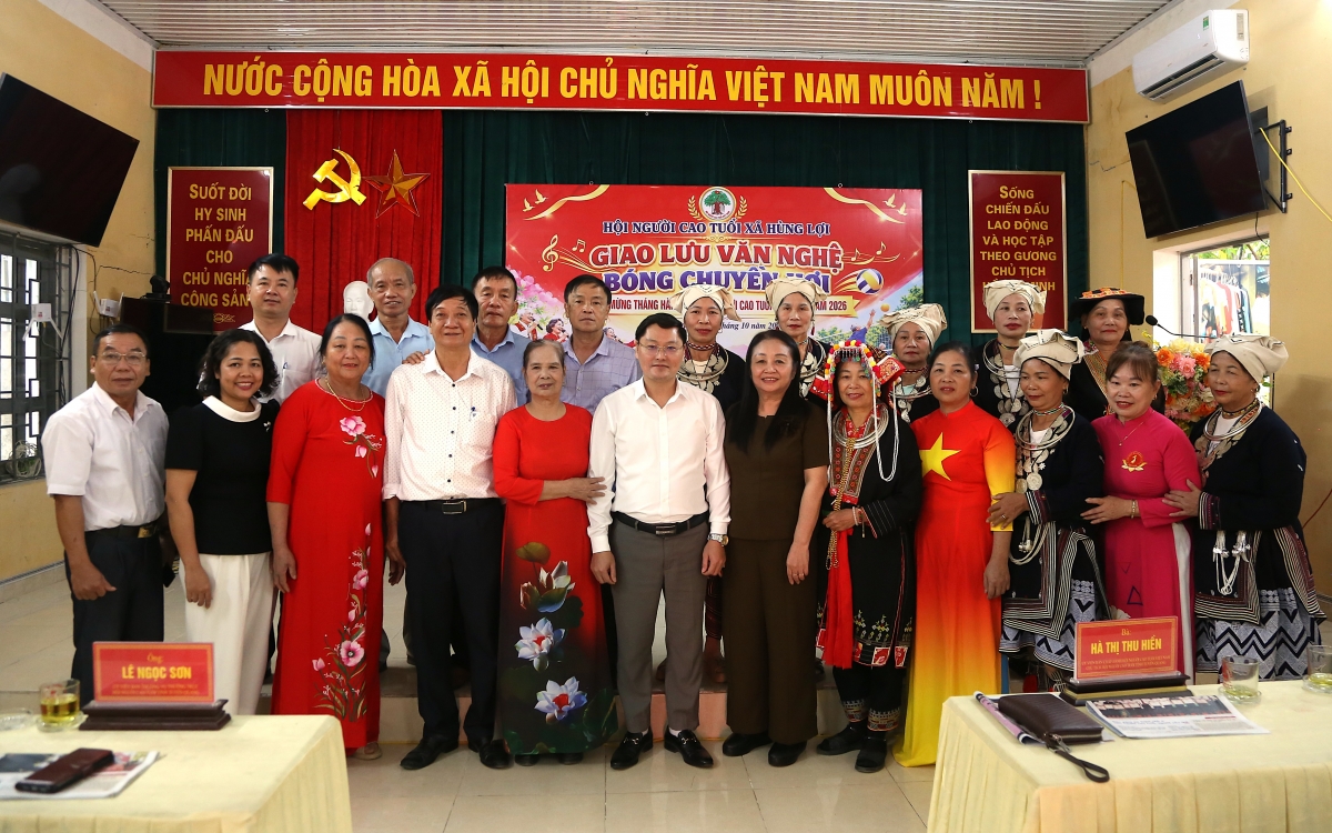 Các đại biểu chụp ảnh lưu niệm