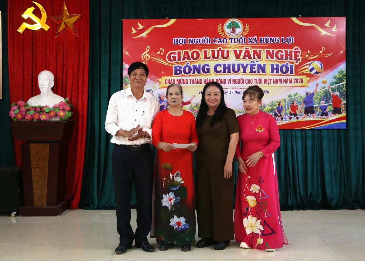 Hội NCT tỉnh Tuyên Quang tặng quà Hội NCT xã Hùng Lợi