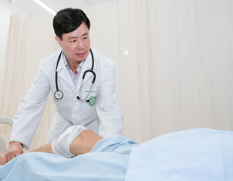 PGS.TS. BS Nguyễn Văn Hùng, Viện trưởng Viện Cơ xương khớp Bạch Mai, Bệnh viện Bạch Mai thăm khám cho người bệnh PGS.TS. BS Nguyễn Văn Hùng, Viện trưởng Viện Cơ xương khớp Bạch Mai, Bệnh viện Bạch Mai thăm khám cho người bệnh