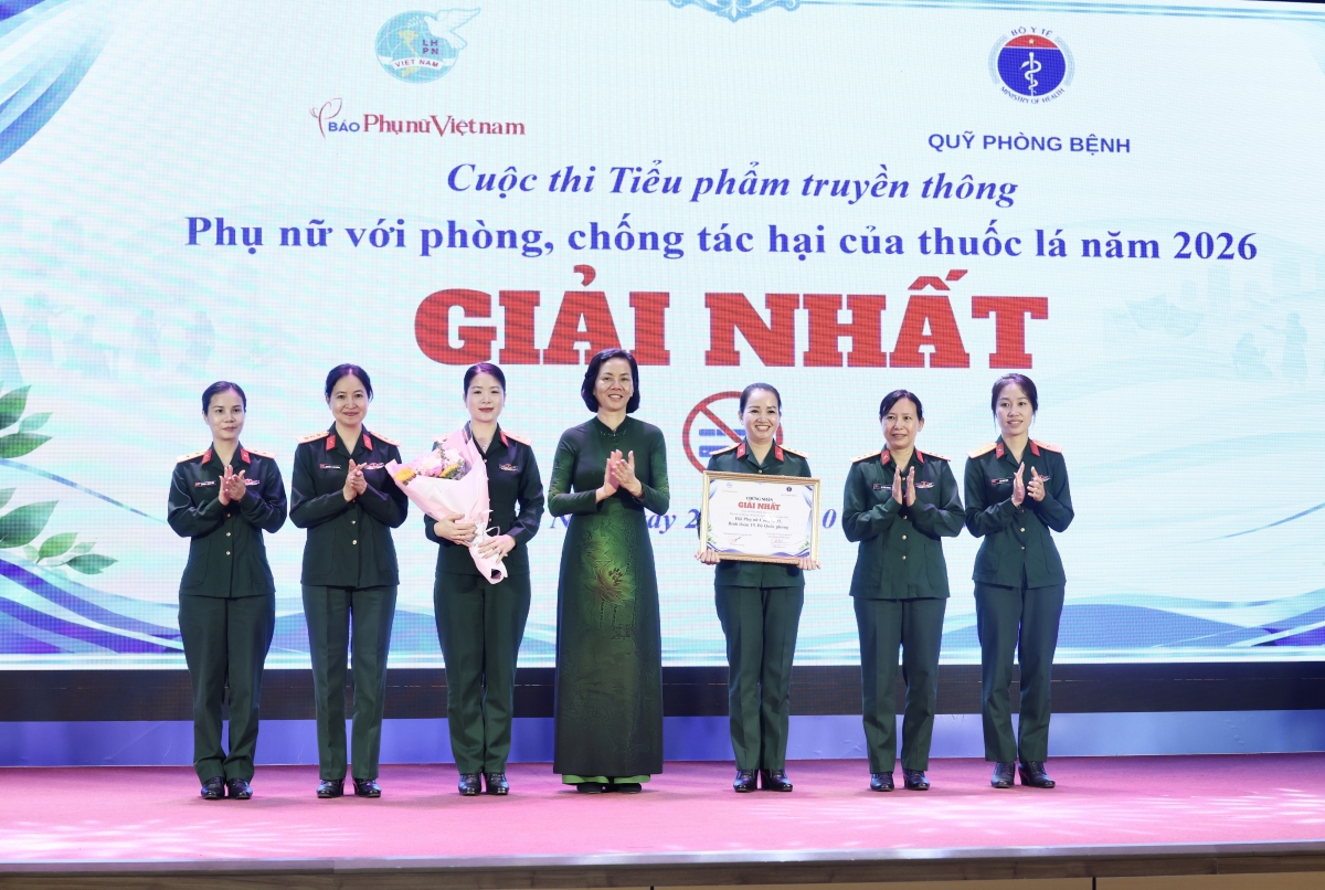 Bà Nguyễn Thị Minh Hương, Phó Chủ tịch Hội LHPN Việt Nam trao giải Nhất cho Hội Phụ nữ Công ty 35, Binh đoàn 19