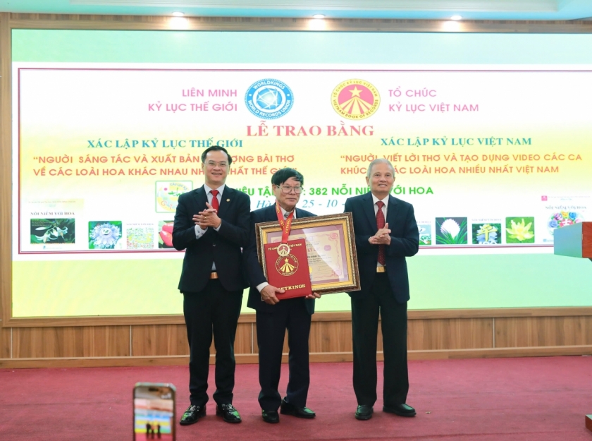 Nhà thơ Nguyễn Đình Tranh lập kỷ lục từ tình yêu hoa Nhà thơ Nguyễn Đình Tranh lập kỷ lục từ tình yêu hoa