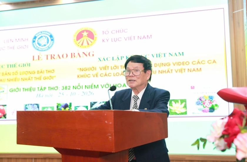 Nhà thơ Nguyễn Đình Tranh lập kỷ lục từ tình yêu hoa Nhà thơ Nguyễn Đình Tranh lập kỷ lục từ tình yêu hoa