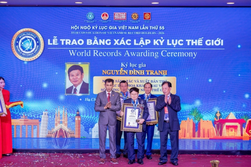 Nhà thơ Nguyễn Đình Tranh lập kỷ lục từ tình yêu hoa Nhà thơ Nguyễn Đình Tranh lập kỷ lục từ tình yêu hoa