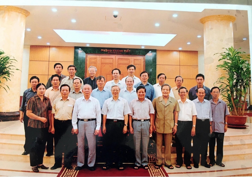 Đồng chí Nguyễn Túc (hàng đầu, thứ tư từ phải sang) cùng các thành viên Tổ biên tập văn kiện Đại hội X của Đảng. Ảnh tác giả Nguyễn Túc cung cấp Đồng chí Nguyễn Túc (hàng đầu, thứ tư từ phải sang) cùng các thành viên Tổ biên tập văn kiện Đại hội X của Đảng. Ảnh tác giả Nguyễn Túc cung cấp