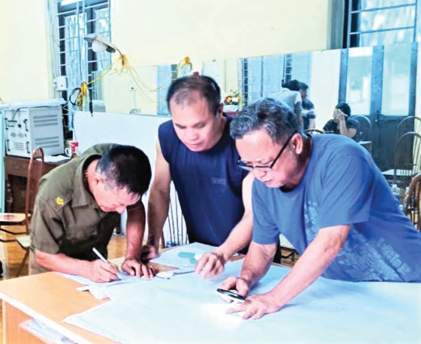 Ông Nguyễn Văn Khải (ngoài cùng bên phải) tham gia làm sạch dữ liệu đất đai sau sắp xếp đơn vị hành chính. Ông Nguyễn Văn Khải (ngoài cùng bên phải) tham gia làm sạch dữ liệu đất đai sau sắp xếp đơn vị hành chính.