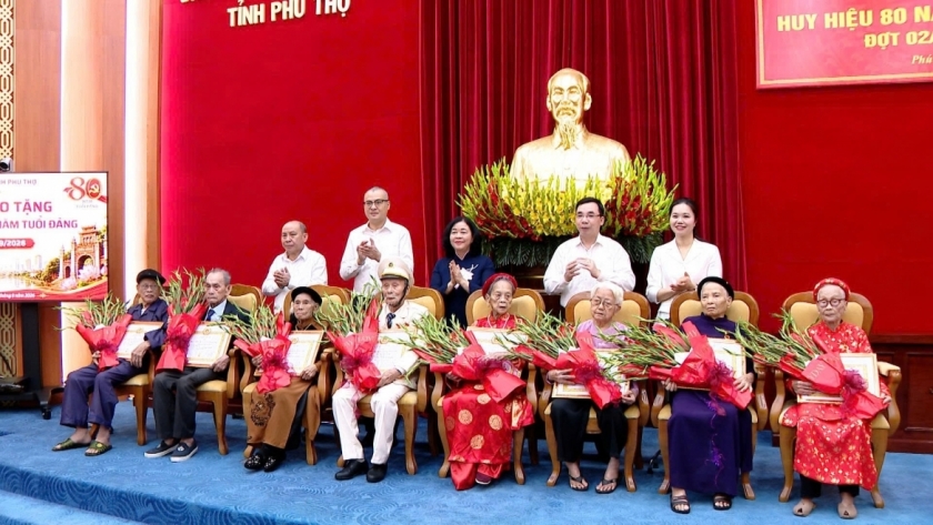Đồng chí Bùi Thị Minh Hoài, Ủy viên Bộ Chính trị, Bí thư Trung ương Đảng, Chủ tịch Ủy ban Trung ương Mặt trận Tổ quốc Việt Nam trao Huy hiệu 80 năm tuổi Đảng tặng các đảng viên lão thành tại Phú Thọ, tháng 8/2026. Ảnh: VOV Đồng chí Bùi Thị Minh Hoài, Ủy viên Bộ Chính trị, Bí thư Trung ương Đảng, Chủ tịch Ủy ban Trung ương Mặt trận Tổ quốc Việt Nam trao Huy hiệu 80 năm tuổi Đảng tặng các đảng viên lão thành tại Phú Thọ, tháng 8/2026. Ảnh: VOV