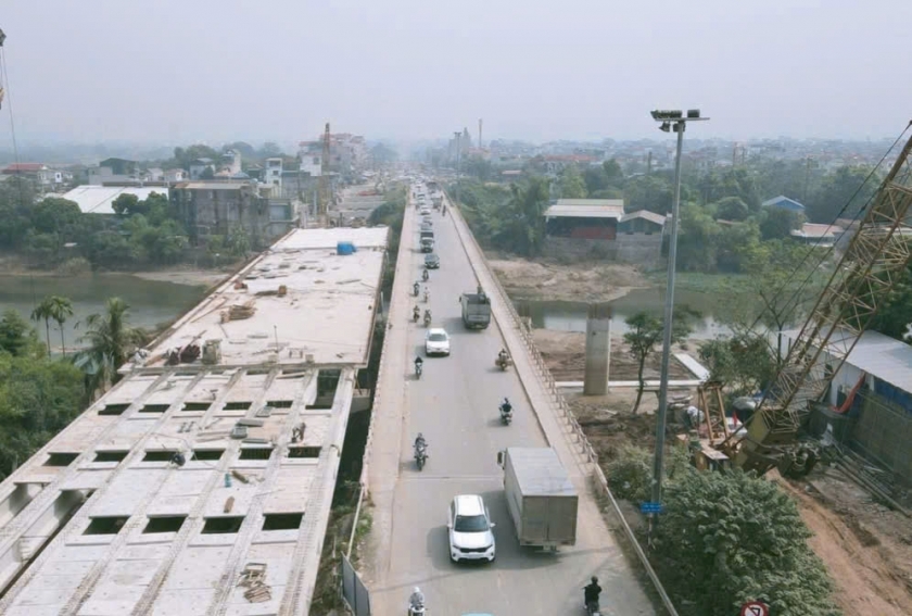 Cầu Mai Lĩnh trên tuyến Quốc lộ 6 đang được khẩn trương thi công mở rộng. Cầu Mai Lĩnh trên tuyến Quốc lộ 6 đang được khẩn trương thi công mở rộng.