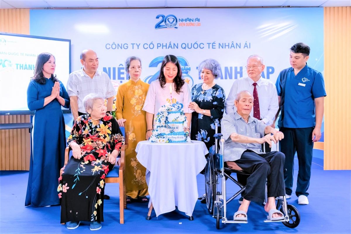Cán bộ, nhân viên Trung tâm Chăm sóc NCT Nhân Ái cùng NCT hòa chung niềm vui kỷ niệm 20 năm Ngày thành lập Cán bộ, nhân viên Trung tâm Chăm sóc NCT Nhân Ái cùng NCT hòa chung niềm vui kỷ niệm 20 năm Ngày thành lập