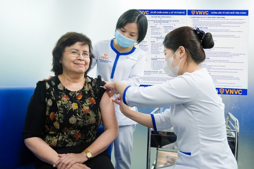 Bà Đào Thị Sương chủ động tiêm phòng cúm 