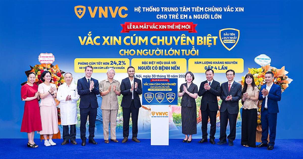 Đại diện Ban chấp hành Trung ương Hội Người cao tuổi Việt Nam, Hội Hô hấp Việt Nam, Sanofi và VNVC cùng chứng kiến sự kiện ra mắt vắc xin cúm chuyên biệt cho người cao tuổi lần đầu có mặt tại Việt Nam. Ảnh: Liên Lê