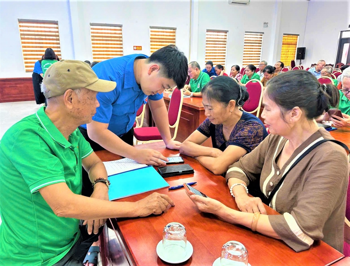 Thanh niên xã Thuận An hướng dẫn NCT sử dụng các tính năng của điện thoại thông minh Thanh niên xã Thuận An hướng dẫn NCT sử dụng các tính năng của điện thoại thông minh
