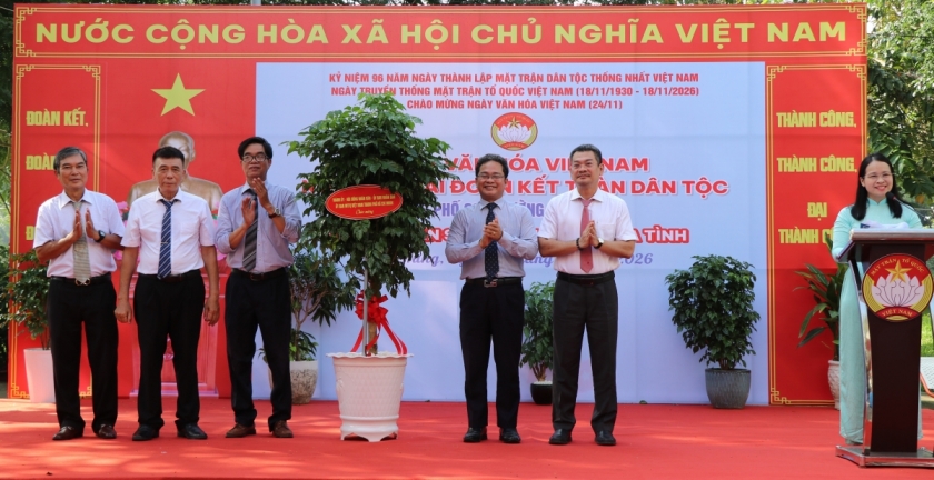 Ông Phạm Minh Tuấn, Phó Chủ tịch Ủy ban MTTQ Việt Nam TP Hồ Chí Minh và ông Hoàng Minh Tuấn Anh, Bí thư Đảng ủy, Chủ tịch HĐND phường Tân Hưng tặng cây xanh khu phố 28 Ông Phạm Minh Tuấn, Phó Chủ tịch Ủy ban MTTQ Việt Nam TP Hồ Chí Minh và ông Hoàng Minh Tuấn Anh, Bí thư Đảng ủy, Chủ tịch HĐND phường Tân Hưng tặng cây xanh khu phố 28
