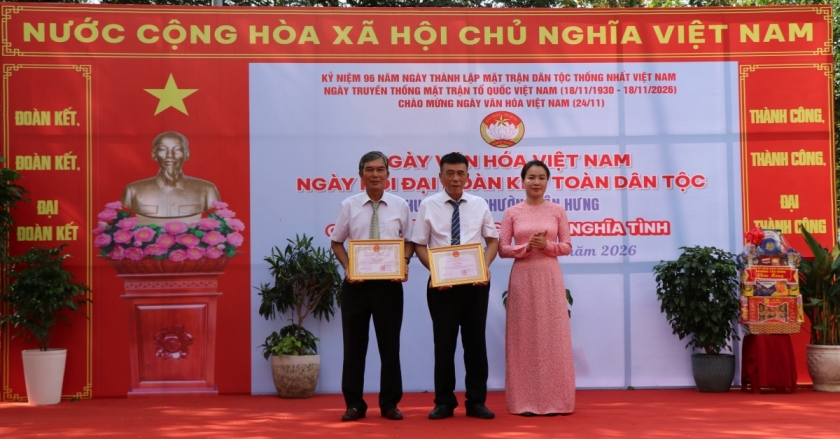 Bà Nguyễn Thị Kim Thanh, Phó Chủ tịch UBND phường Tân Hưng tặng giấy khen cho tập thể, cá nhân có nhiều đóng góp phong trào “Toàn dân đoàn kết xây dựng nông thôn mới, đô thị văn minh” năm 2026 Bà Nguyễn Thị Kim Thanh, Phó Chủ tịch UBND phường Tân Hưng tặng giấy khen cho tập thể, cá nhân có nhiều đóng góp phong trào “Toàn dân đoàn kết xây dựng nông thôn mới, đô thị văn minh” năm 2026