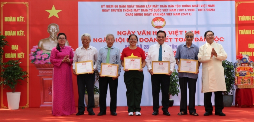 Bà Phạm Thị Hạnh Tư, Chủ tịch Ủy ban MTTQ Việt Nam phường và ông Khưu Thiên Thành, Phó Chủ tịch Ủy ban MTTQ Việt Nam phường biểu dương 5 cá nhân gương “Người tốt, việc tốt” năm 2026 Bà Phạm Thị Hạnh Tư, Chủ tịch Ủy ban MTTQ Việt Nam phường và ông Khưu Thiên Thành, Phó Chủ tịch Ủy ban MTTQ Việt Nam phường biểu dương 5 cá nhân gương “Người tốt, việc tốt” năm 2026