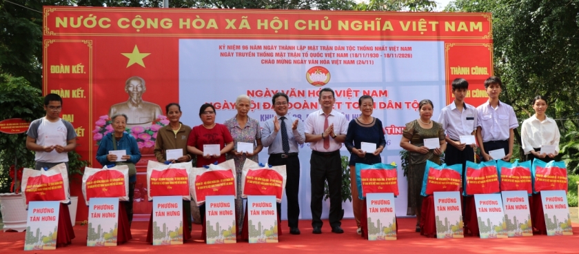ông Phạm Minh Tuấn, Phó Chủ tịch Ủy ban MTTQ Việt Nam TP Hồ Chí Minh; ông Hoàng Minh Tuấn Anh, Bí thư Đảng ủy, Chủ tịch HĐND phường Tân Hưng tặng quà người dân có hoàn cảnh khó khăn ông Phạm Minh Tuấn, Phó Chủ tịch Ủy ban MTTQ Việt Nam TP Hồ Chí Minh; ông Hoàng Minh Tuấn Anh, Bí thư Đảng ủy, Chủ tịch HĐND phường Tân Hưng tặng quà người dân có hoàn cảnh khó khăn