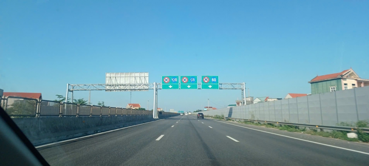 Tuyến cao tốc Cao Bồ - Mai Sơn (đoạn 15 km qua Ninh Bình) đã nâng cấp, tôn tạo thành 6 làn đường thông thoáng, nhưng tốc độ vẫn chỉ 80km/giờ dù đã làm xong từ nhiều tháng nay. Tuyến cao tốc Cao Bồ - Mai Sơn (đoạn 15 km qua Ninh Bình) đã nâng cấp, tôn tạo thành 6 làn đường thông thoáng, nhưng tốc độ vẫn chỉ 80km/giờ dù đã làm xong từ nhiều tháng nay.
